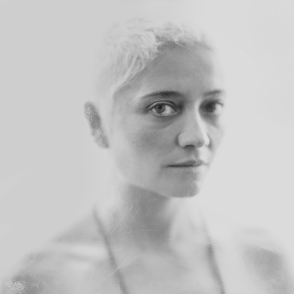 Retrato en blanco y negro de la artista visual Ana Belén Jarrín