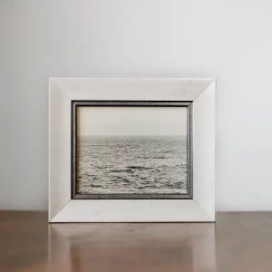 Mar en calma con flores prensadas