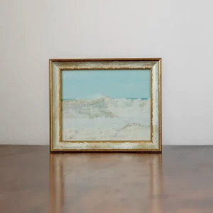 Mar en movimiento con pétalos naturales