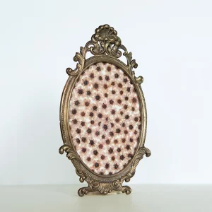 Flores de cerezo en marco de bronce